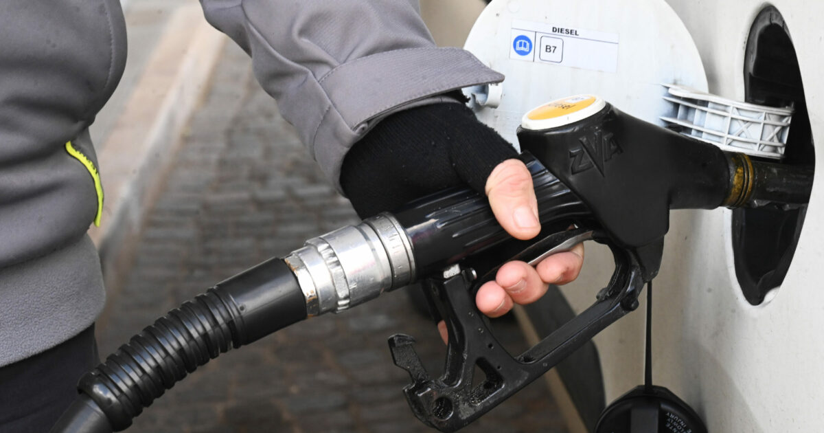 da gennaio accise pi249 alte per il diesel pi249 basse per la benzina il governo velocizza il riallineamento cosa cambia