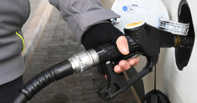 Copertina di Da gennaio accise più alte per il diesel, più basse per la benzina: il governo velocizza il riallineamento. Cosa cambia
