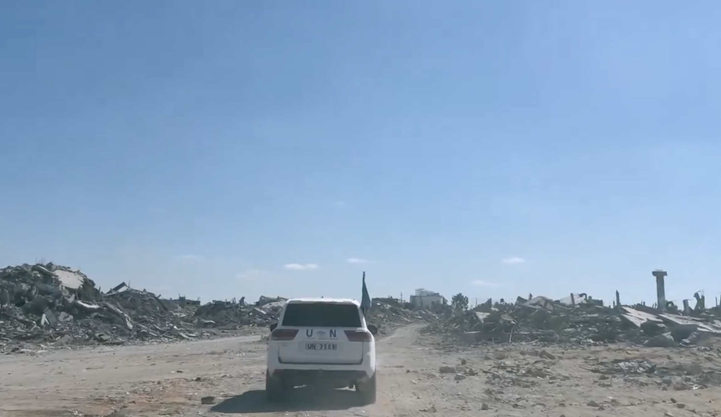 Gaza, il convoglio Onu in viaggio tra le macerie e la devastazione: intorno non c’è nemmeno un edificio in piedi Gaza, il convoglio Onu in viaggio tra le macerie e la devastazione: intorno non c’è nemmeno un edificio in piedi