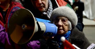 Copertina di Malpensa, alla protesta contro le armi a Israele c’è anche la 92enne Gisa Legatti: “Da qui devono passare persone, non bombe”
