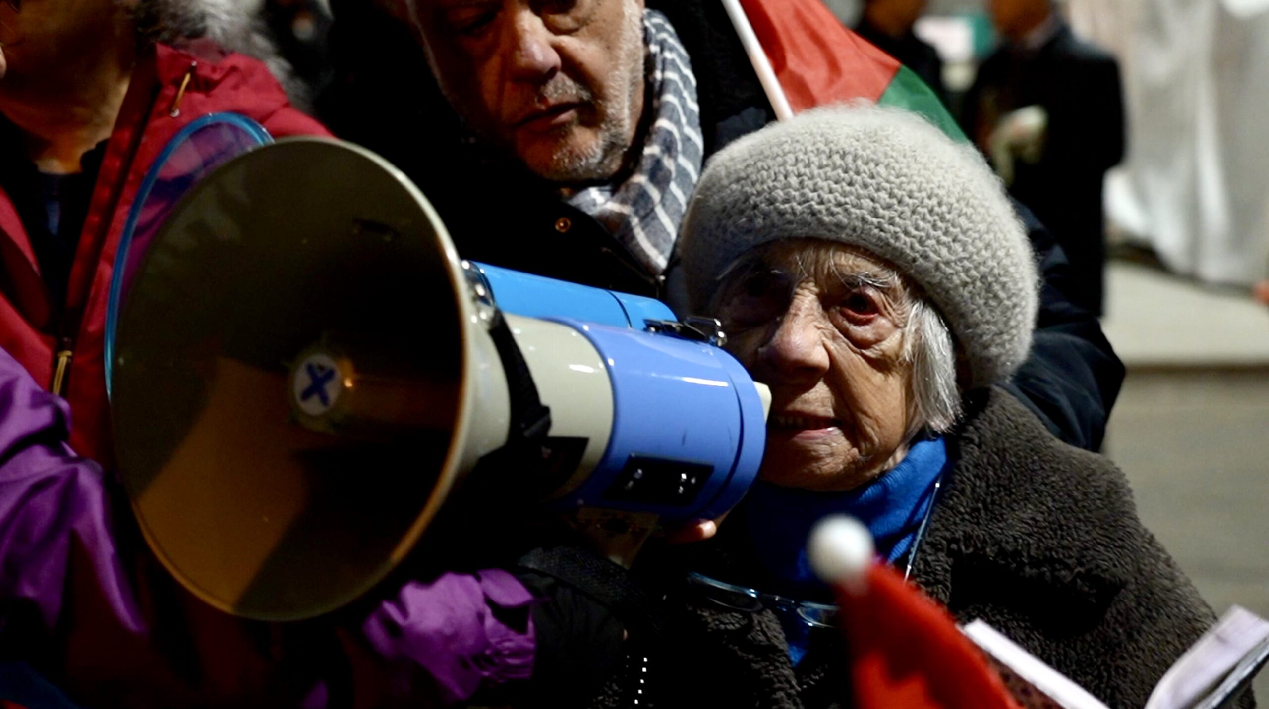 Malpensa, alla protesta contro le armi a Israele c’è anche la 92enne Gisa Legatti: “Da qui devono passare persone, non bombe”