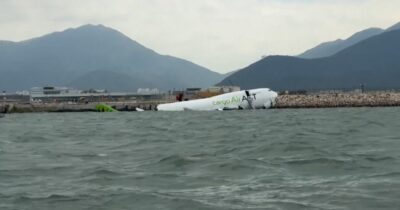 Copertina di Aereo cargo esce di pista e finisce in mare a Hong Kong, colpito un veicolo di terra: due morti – Video