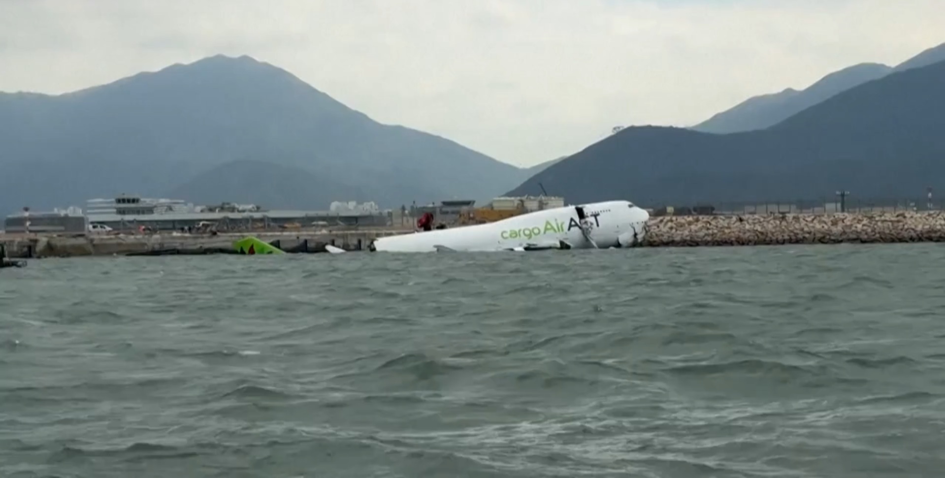 aereo cargo esce di pista e finisce in mare a hong kong colpito un veicolo di terra due morti 8211 video