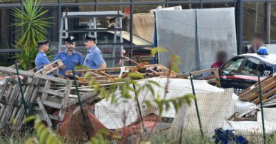 Copertina di Due incidenti mortali sul lavoro: operaio schiacciato da una lastra di vetro nel Catanese, 64enne precipita da un tetto nel Riminese