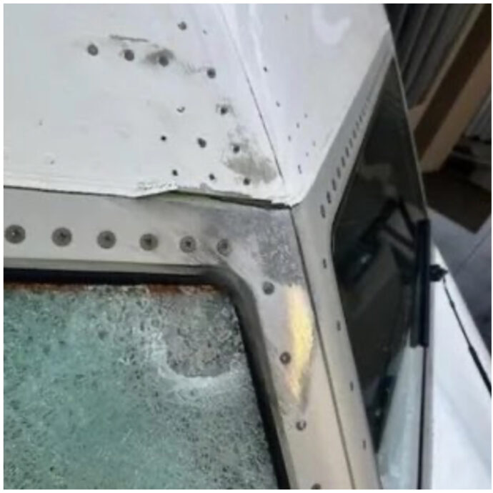 Aereo colpito da un oggetto in alta quota e uno dei due piloti viene ferito, immediato l’atterraggio di emergenza. Le indagini: “Ipotesi detriti spaziali”