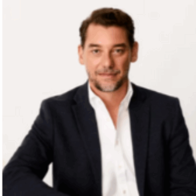 La morte del fondatore di Mango, caduto da un dirupo, è avvolta nei dubbi. È stato il figlio, che era con lui al momento del volo, a ucciderlo? Intanto la compagna chiede più soldi dell’eredità: cosa sappiamo sulla scomparsa di Isak Andic