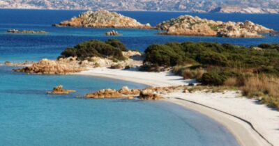 Copertina di Multati due inglesi su spiaggia off limits