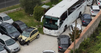 Copertina di Agguato dei tifosi del Pistoia basket, le immagini del pullman col parabrezza sfondato dopo il lancio di sassi
