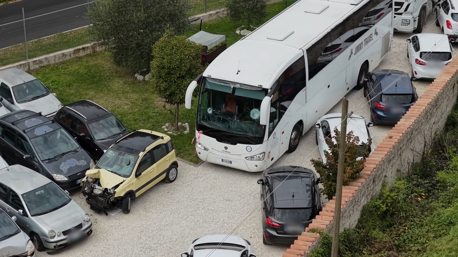 Agguato dei tifosi del Pistoia basket, le immagini del pullman col parabrezza sfondato dopo il lancio di sassi Agguato dei tifosi del Pistoia basket, le immagini del pullman col parabrezza sfondato dopo il lancio di sassi