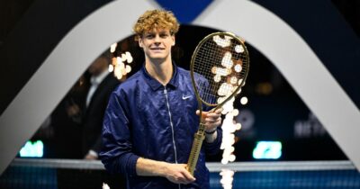 Copertina di Quattro chili di peso, 10 persone (e 164 ore) per realizzarla: quanto vale la racchetta d’oro ricevuta da Sinner al Six Kings Slam