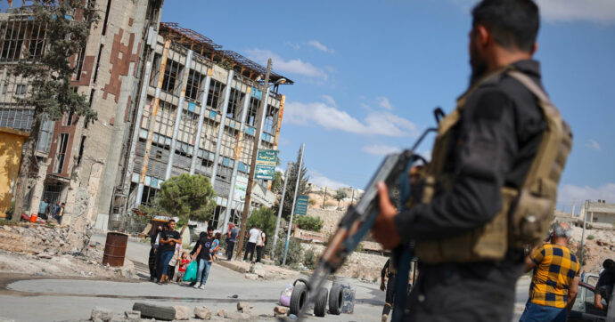 Copertina di La Siria dopo Assad: le speranze per i diritti e la realtà delle violenze settarie. Così le Ong cercano di raccontare la situazione sul campo