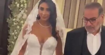 Copertina di Abito bianco con scollatura vertiginosa, niente hijab e hotel di lusso: è polemica per le immagini delle nozze della figlia del consigliere di Khamenei