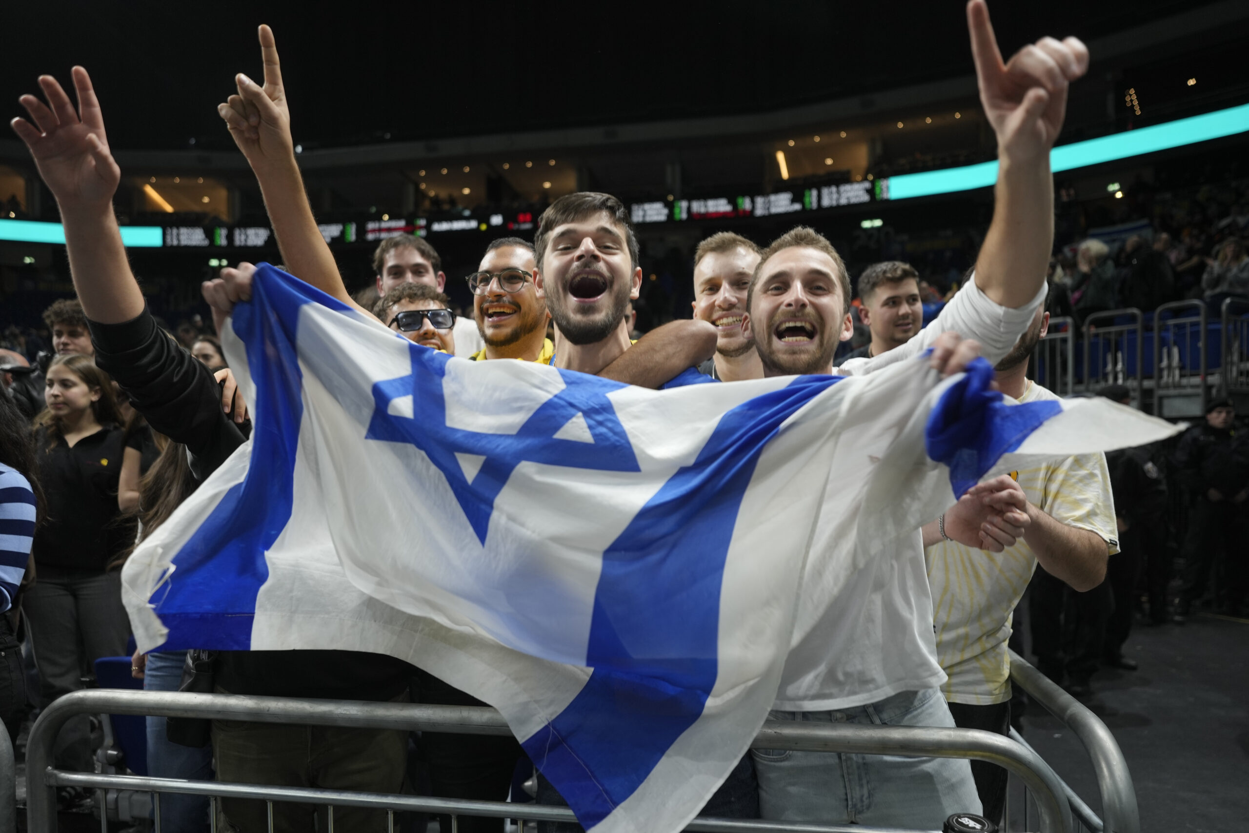 Eurolega, Maccabi e Hapoel tornano a giocare in Israele. Il coach di Valencia: “Non siamo tranquilli” Eurolega, Maccabi e Hapoel tornano a giocare in Israele. Il coach di Valencia: “Non siamo tranquilli”