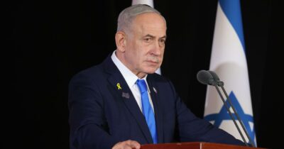 Copertina di Gaza, Hamas consegna le bare con i corpi di due ostaggi. Netanyahu licenzia il consigliere per la sicurezza nazionale