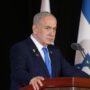 Copertina di Gaza, Hamas consegna le bare con i corpi di due ostaggi. Netanyahu licenzia il consigliere per la sicurezza nazionale