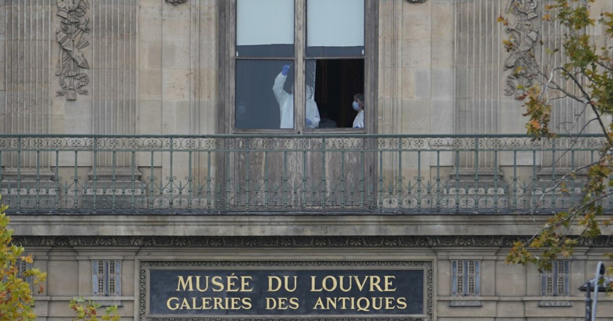 Rapina al Louvre, l’esperta: “Un’azione ‘folle’, gioielli difficili da piazzare. Ecco che fine potrebbero fare” Rapina al Louvre, l’esperta: “Un’azione ‘folle’, gioielli difficili da piazzare. Ecco che fine potrebbero fare”