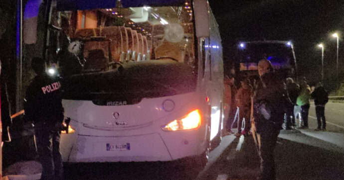Assalto al bus, la testimonianza di un minorenne per fermare i tre ultras. Il ventenne arrestato piange e chiede scusa