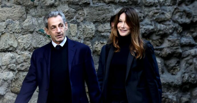 Sarkozy va in carcere accompagnato da Carla Bruni: l’isolamento e i libri scelti. L’ex presidente: “La verità trionferà”