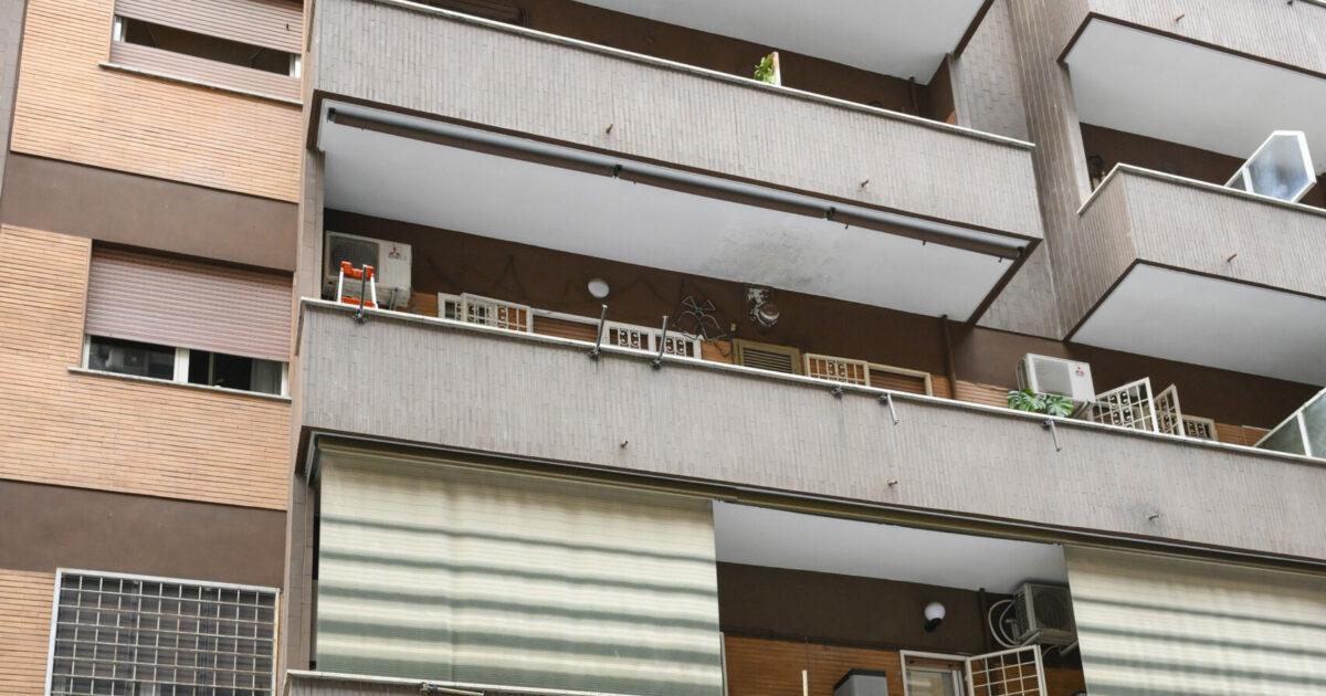 Si affaccia per salutare la sorella e cade dal terzo piano: grave bambino di 11 anni