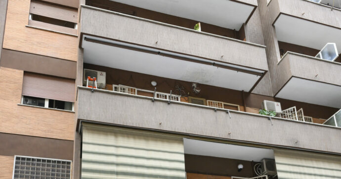 Si affaccia per salutare la sorella e cade dal terzo piano: grave bambino di 11 anni