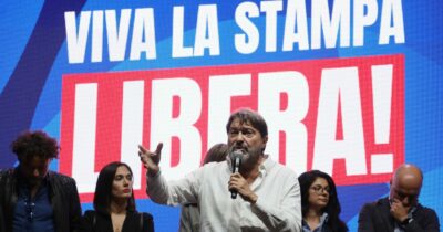 Copertina di Ranucci chiude la manifestazione M5s dopo l'attentato: "Se il tentativo era zittirci, hanno sbagliato obiettivo". Travaglio: "Si voti in Parlamento la legge sulle querele temerarie"