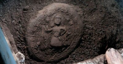 Copertina di Una pagnotta di pane bruciato di 1200 anni fa con l’immagine di Gesù Cristo: l’incredibile scoperta degli archeologi