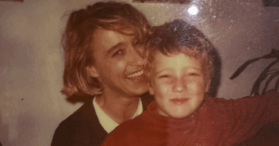 Copertina di “Mamma, vivi e sorridi dentro al mio cuore straziato che lentamente si allieta ad ogni tuo ricordo”: Paolo Ciavarro celebra il compleanno di Eleonora Giorgi