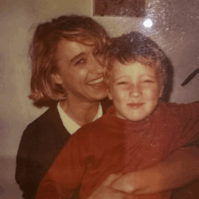 “Mamma, vivi e sorridi dentro al mio cuore straziato che lentamente si allieta ad ogni tuo ricordo”: Paolo Ciavarro celebra il compleanno di Eleonora Giorgi