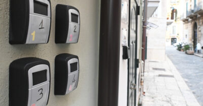 Copertina di Affitti brevi, la cedolare secca voluta da Berlusconi (e sempre confermata) non ha ridotto il nero ma solo il gettito per lo Stato