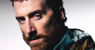 Copertina di “Ho fatto pace con i miei demoni, so cosa mi fa stare bene e sono più lucido. Tra i coetanei c’è spaesamento generale”: Mecna e le discordie armoniose