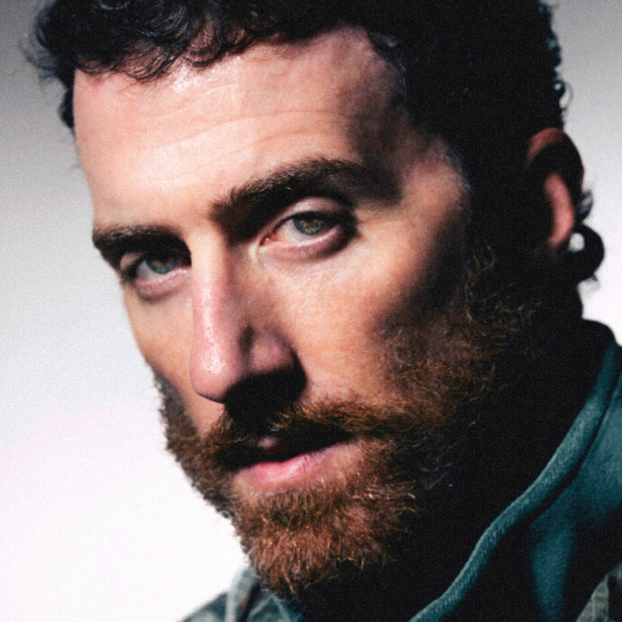 “Ho fatto pace con i miei demoni, so cosa mi fa stare bene e sono più lucido. Tra i coetanei c’è spaesamento generale”: Mecna e le discordie armoniose