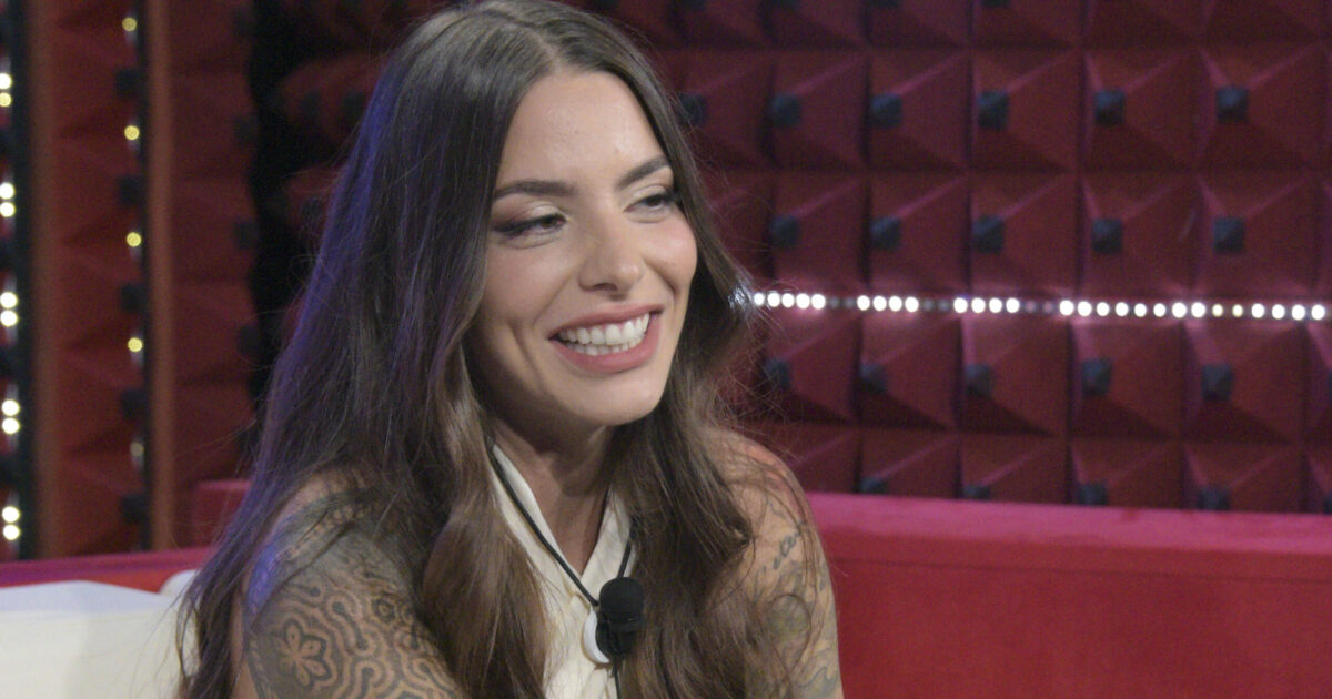 “Mamma non c’è più. Ho richiesto di tornare, può essere comprensibile o meno come scelta”: Anita Mazzotta rientra al “Grande Fratello” tra gli abbracci “Mamma non c’è più. Ho richiesto di tornare, può essere comprensibile o meno come scelta”: Anita Mazzotta rientra al “Grande Fratello” tra gli abbracci