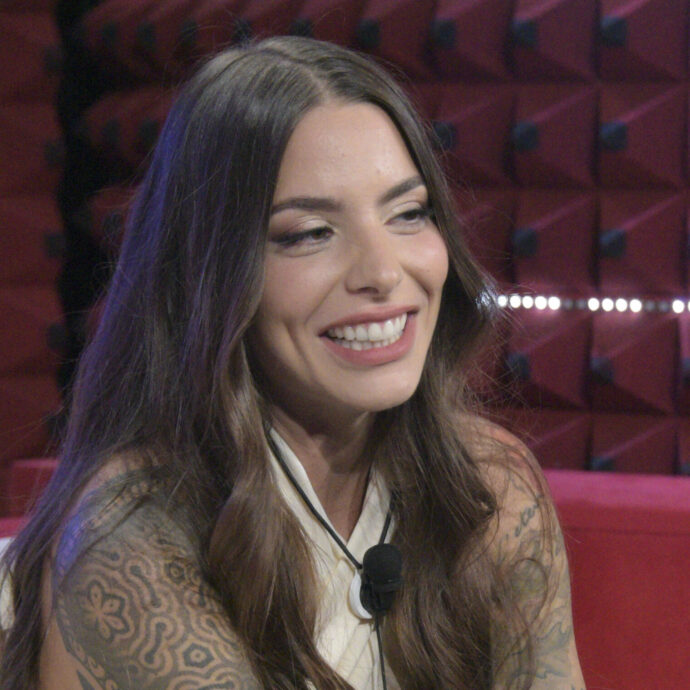 “Mamma non c’è più. Ho richiesto di tornare, può essere comprensibile o meno come scelta”: Anita Mazzotta rientra al “Grande Fratello” tra gli abbracci