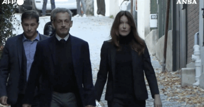 Copertina di Francia, Sarkozy entra nel carcere de La Santé tra i cori dei sostenitori: l’ex presidente mano nella mano con Carla Bruni