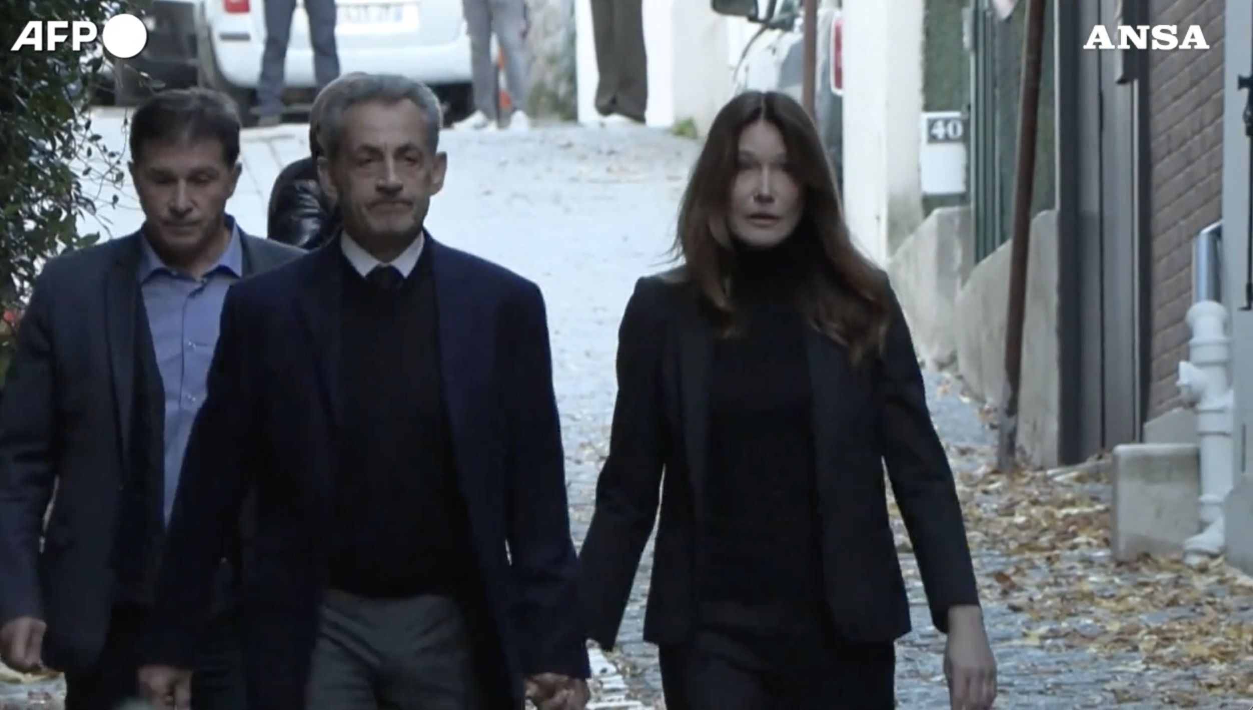 Francia, Sarkozy entra nel carcere de La Santé tra i cori dei sostenitori: l’ex presidente mano nella mano con Carla Bruni