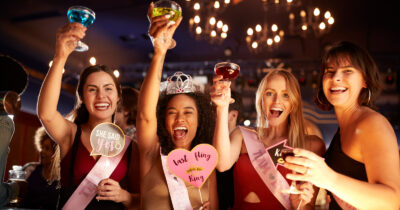 Copertina di “Non ho i soldi per partecipare all’addio al nubilato di mia cognata, mia suocera si è arrabbiata. Sono io la stro**a?”: lo sfogo di una donna su Reddit