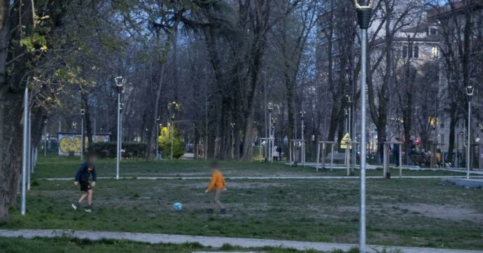 Bullo di 15 anni strattona un coetaneo al parco: multa di 12mila euro ai genitori “ritenuti responsabili”