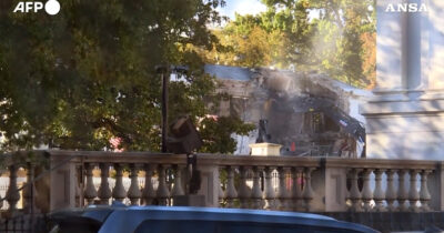 Copertina di L’ultimo capriccio di Trump: al via la demolizione di una parte della Casa Bianca per far posto alla sala da ballo