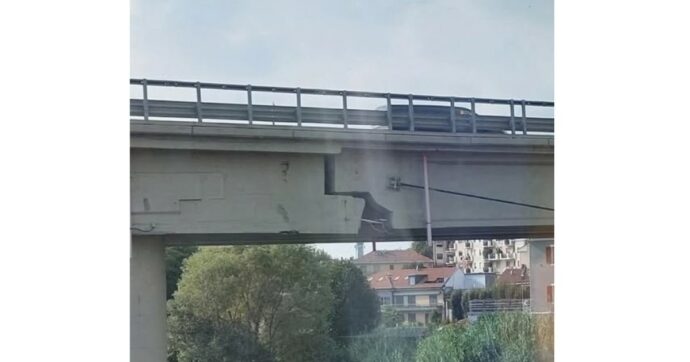 “Vistosa crepa sul cavalcavia della tangenziale a Moncalieri”: la foto diventa virale