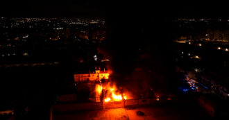 Copertina di Incendio in un deposito a Ponticelli, evacuate 10 famiglie: così le fiamme divorano la struttura – Le immagini col drone