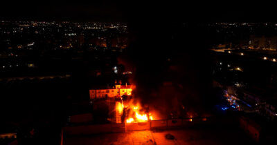Copertina di Incendio in un deposito a Ponticelli, evacuate 10 famiglie: così le fiamme divorano la struttura – Le immagini col drone