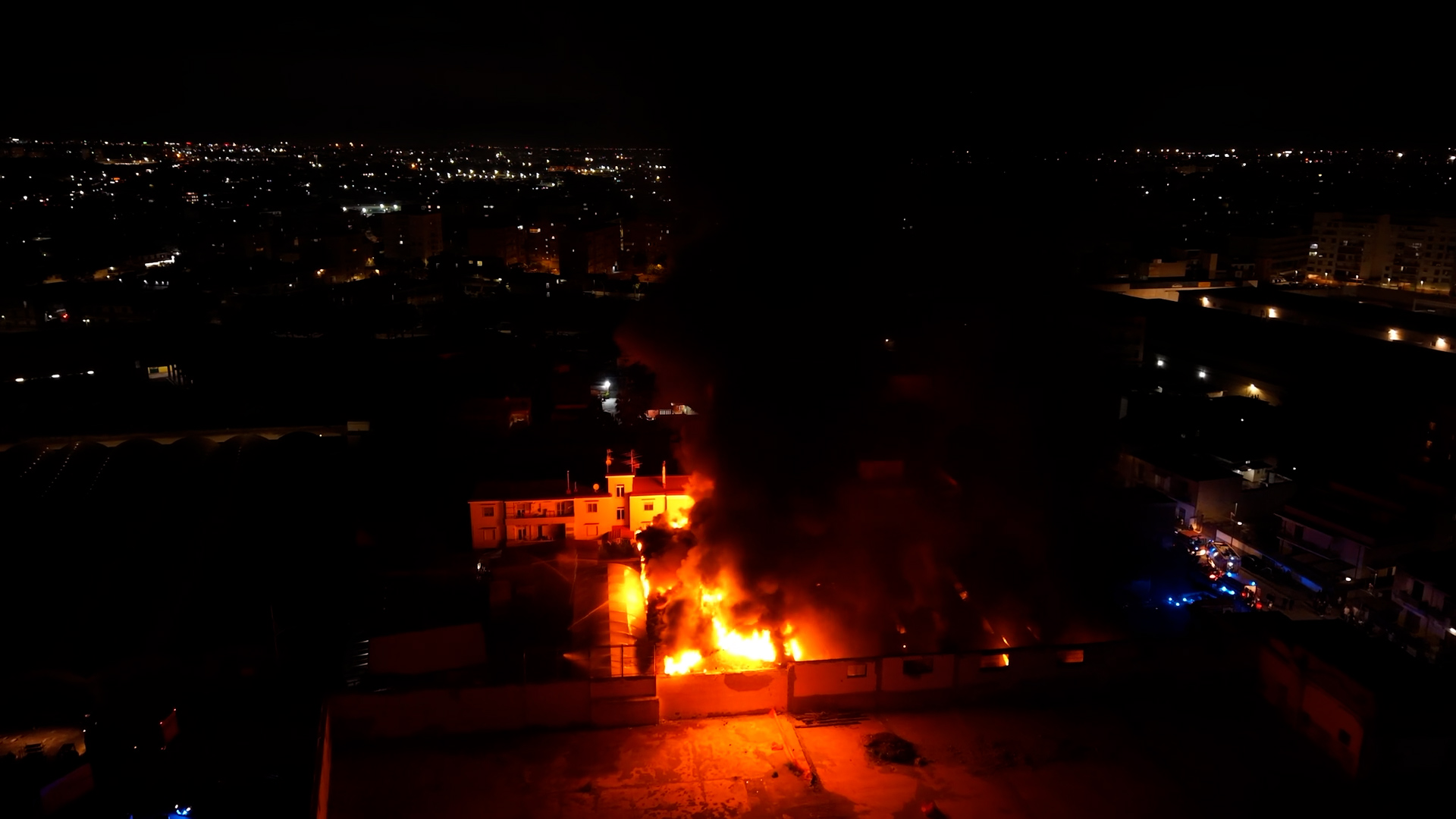 Incendio in un deposito a Ponticelli, evacuate 10 famiglie: così le fiamme divorano la struttura – Le immagini col drone