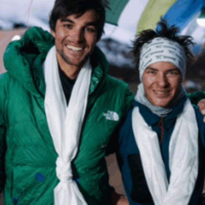 “In vetta siamo scoppiati in lacrime, dopo 4 giorni di scalata e due notti trascorse appesi alla parete, sembrava impossibile”: la storica conquista del Jannu Est in stile alpino, il “modo più elegante possibile”