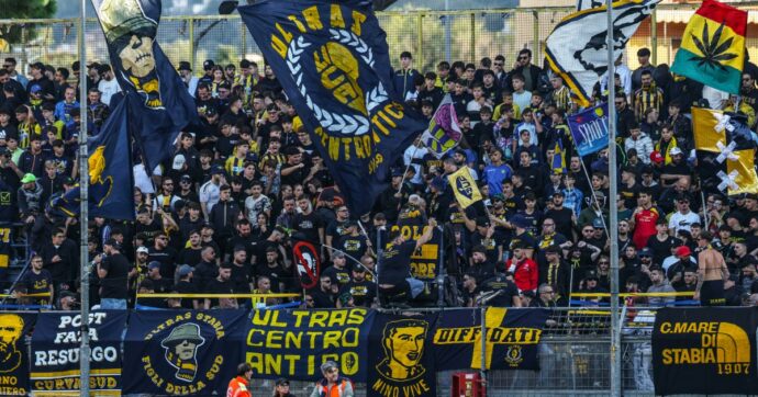 Juve Stabia e camorra, il capo ultras daspato al poliziotto che lo ha fermato allo stadio: “Io qui faccio cose che tu non riesci a fare”