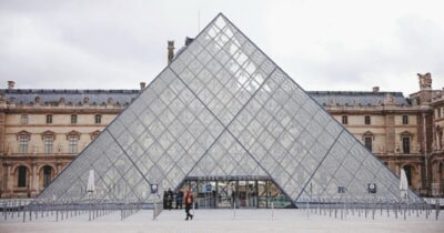 Copertina di Rapina al Louvre, “la sicurezza sacrificata per l’immagine”: l’accusa della Corte dei Conti