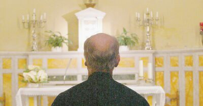 Copertina di Prete accusato viene trasferito nella chiesa vicina