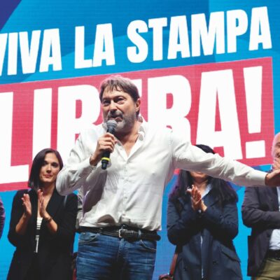 Copertina di La piazza  abbraccia Ranucci:  “Ora basta  querele temerarie”