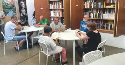 Copertina di La prima biblioteca d’Italia per clochard: il racconto di Crocifisso Dentello