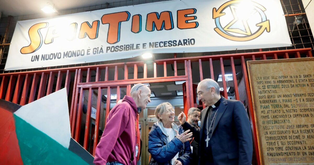 Un gruppo di persone vive in un edificio di case popolari, condividendo spazi e attività quotidiane
