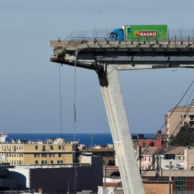 Copertina di Ponte Morandi, Autostrade chiede scusa dopo 8 anni di silenzio e alla vigilia della sentenza. Parenti delle vittime: “Sbigottiti, è uno spot”